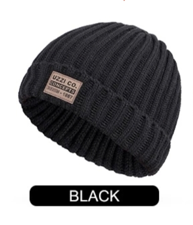 Gorro preto de malha grossa canelada com etiqueta UZZI CO. CONCEPTS.