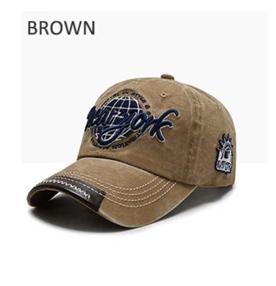 Boné castanho com bordados em azul e branco