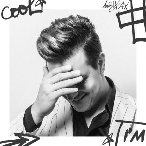 Homem com cabelo penteado e casaco riscado em fotografia preto e branco com textos manuscritos na moldura