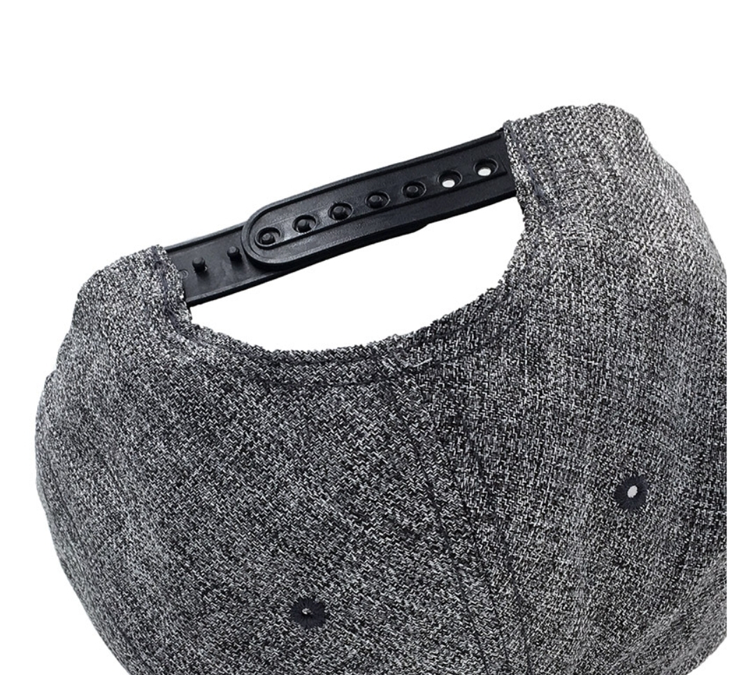 Boné cinzento com fecho ajustável preto e ilhós.