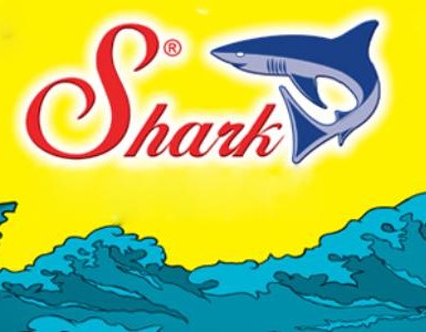 Logotipo com a palavra Shark e um tubarão azul sobre fundo amarelo e ondas azuis.