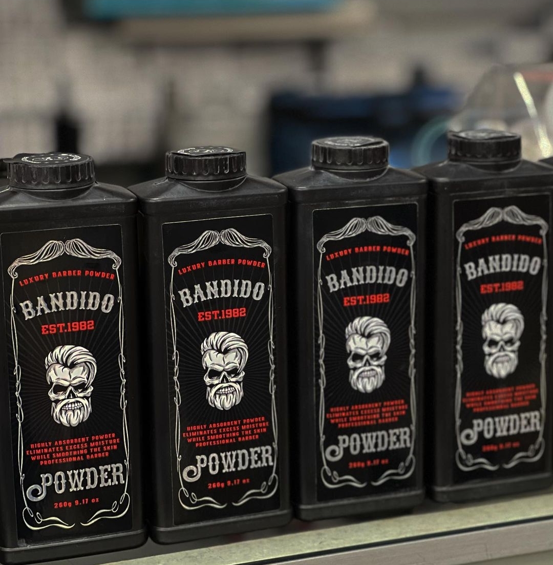 Frascos pretos de pó para barbear Bandido com rótulos de caveiras e texto em vermelho e branco