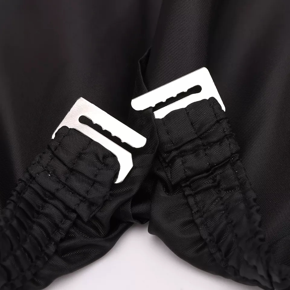 tecido preto com costura elástica e fivelas metálicas prateadas