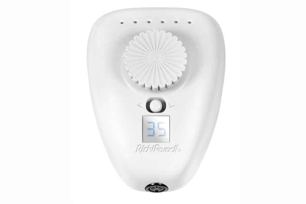 Dispositivo eletrônico branco com visor digital azul e controles rotativos.