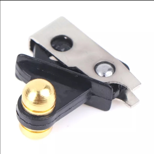 Clip metálico com botão dourado e peça preta