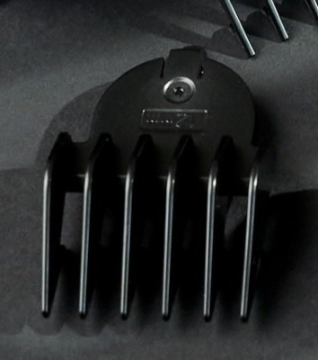 Acessório preto para aparador de cabelo com oito dentes.