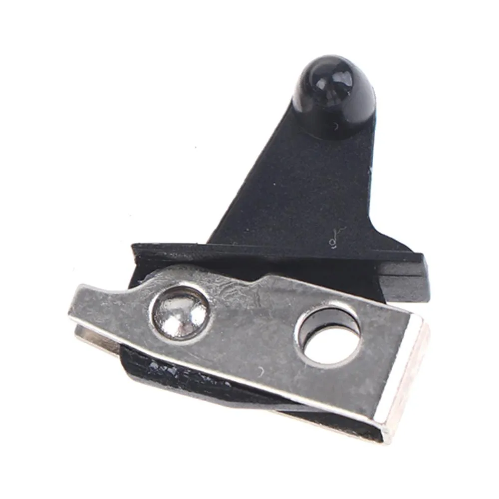 Peça metálica com suporte preto em fundo branco