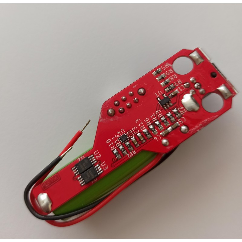 Placa eletrónica vermelha com microchip e fios