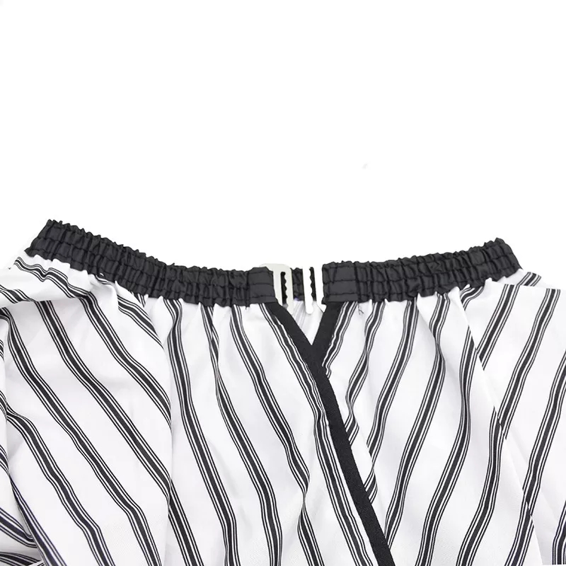 Calça branca com riscas verticais pretas e cós elástico preto