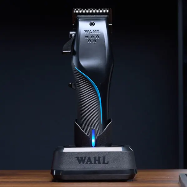Aparador de barba elétrico WAHL preto e cinzento na base de carregamento