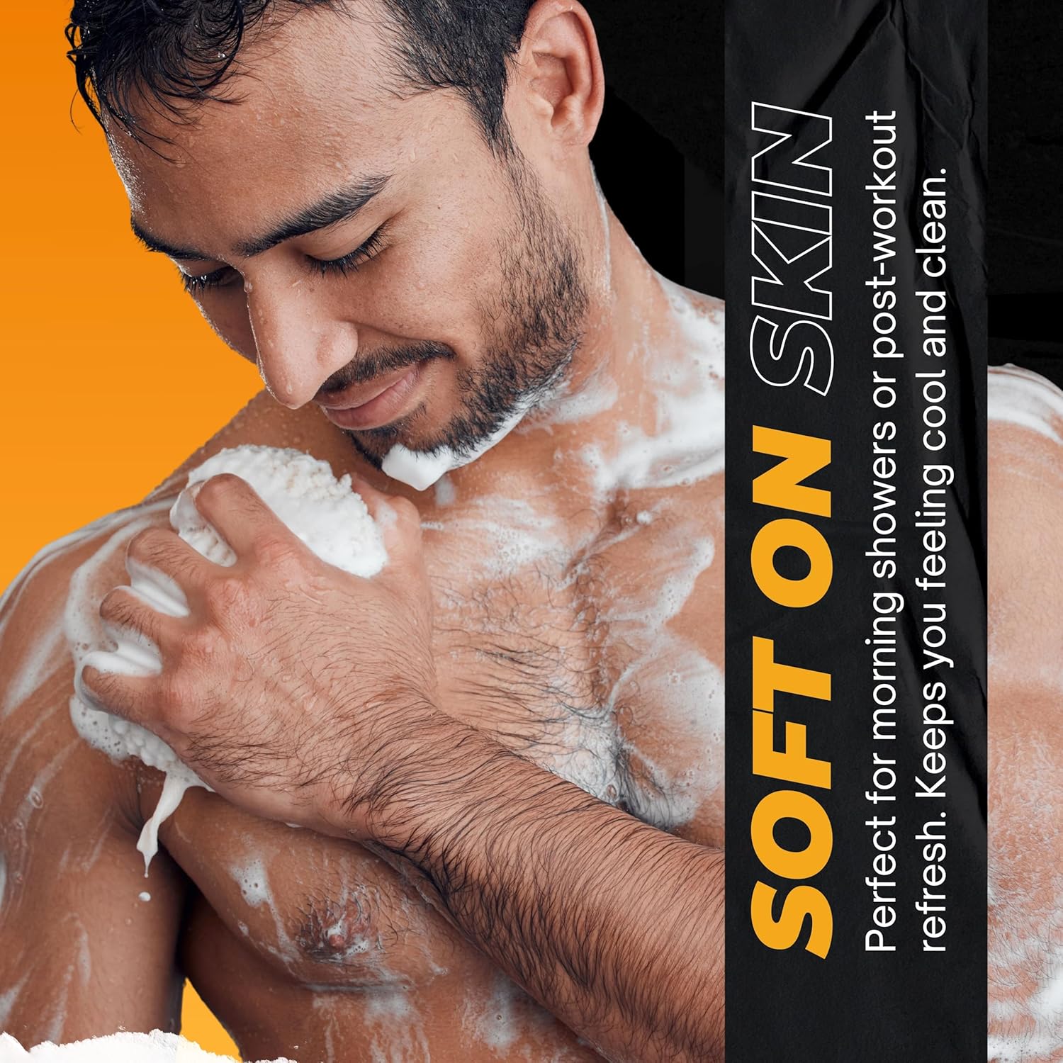 Homem a lavar o corpo com espuma branca