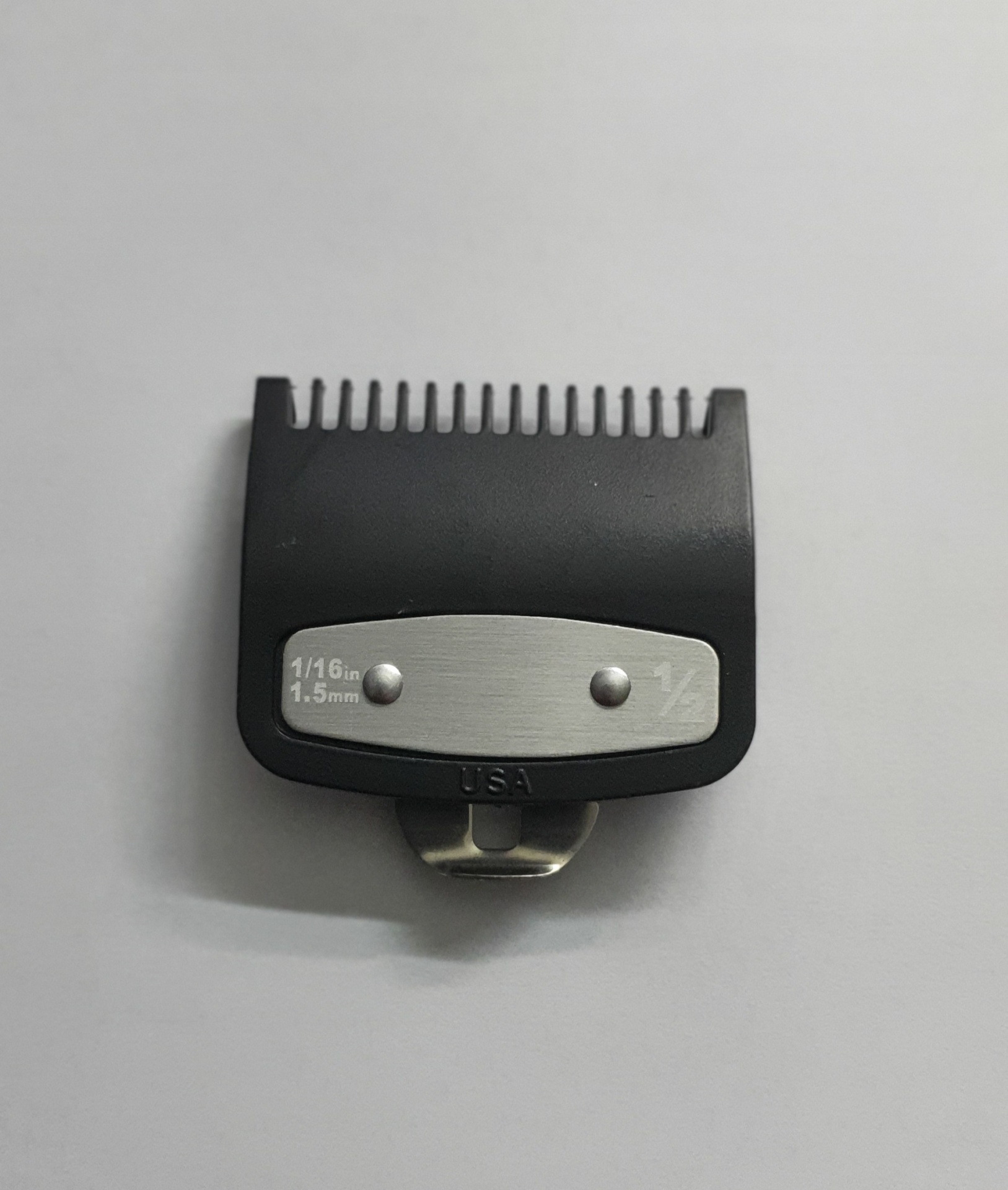 Pente de aparador de cabelo preto com detalhe metálico prateado