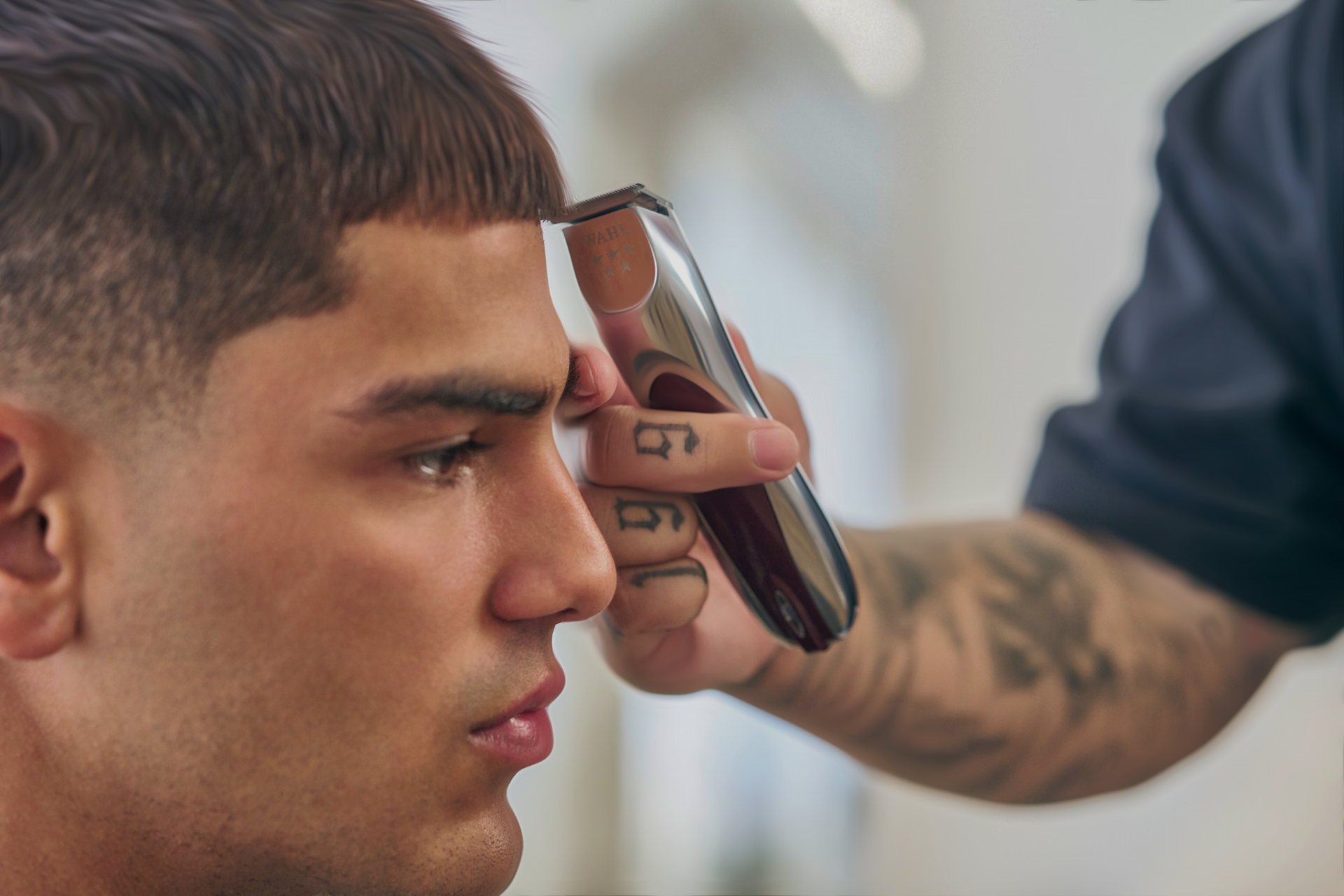 Aparelho de barbear elétrico prateado em uso em jovem com cabelo castanho curto