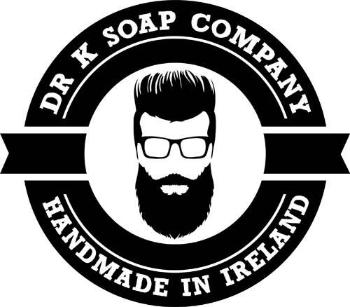 Logótipo circular de empresa de sabonetes com cabeça estilizada de homem e texto em branco sobre fundo preto