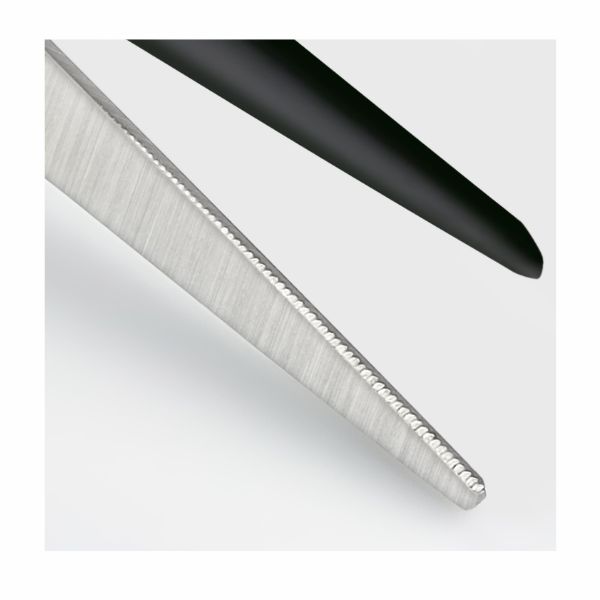 Ponta de pinça metálica prateada e objeto preto com textura lisa