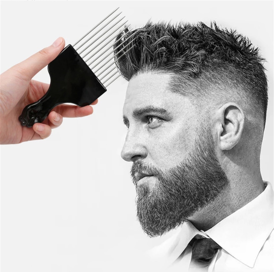 Homem a ser penteado com pente de metal preto