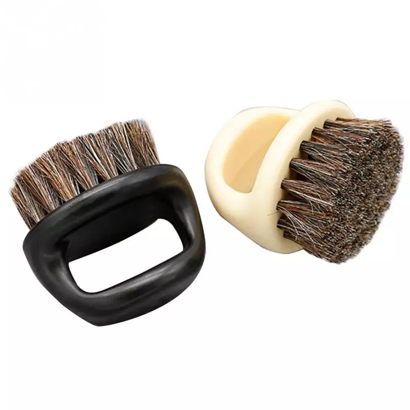 Duas escovas para barba com cerdas cinza e pegas ergonómicas preta e creme