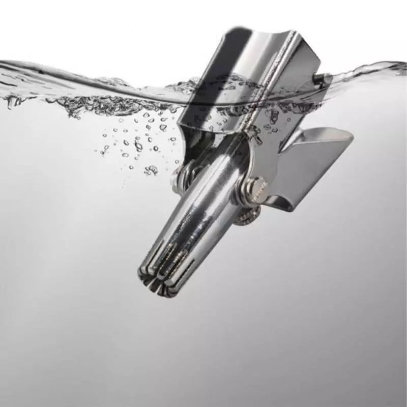 Peça metálica cromada submersa em água com bolhas e parafusos