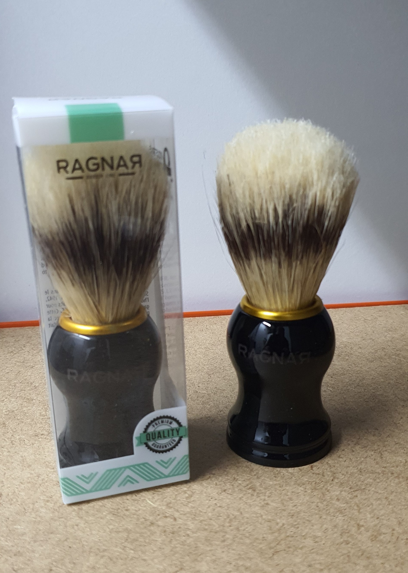 Pincel de barbear RAGNAR com cerdas bicolores e cabo preto brilhante