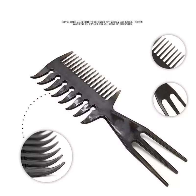 Pente preto com duas extremidades de dentes para pentear, fundo branco.