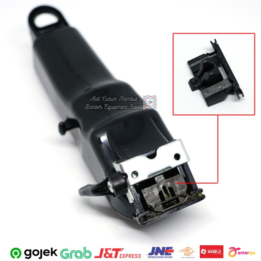 Máquina de cortar cabelo preta com lâmina metálica e peça plástica destacada