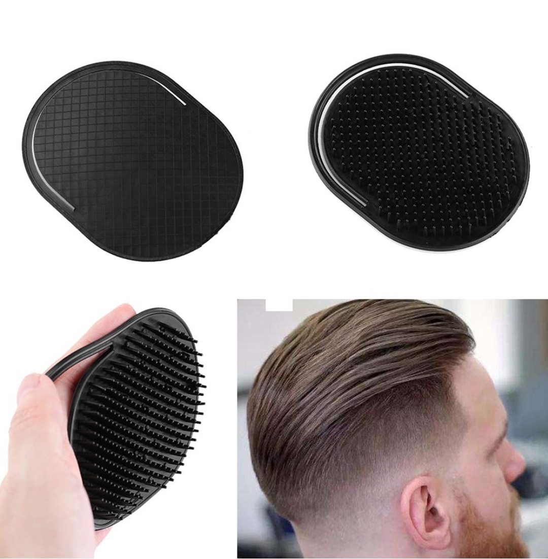 Duas escovas de penteado pretas e homem com cabelo curto penteado