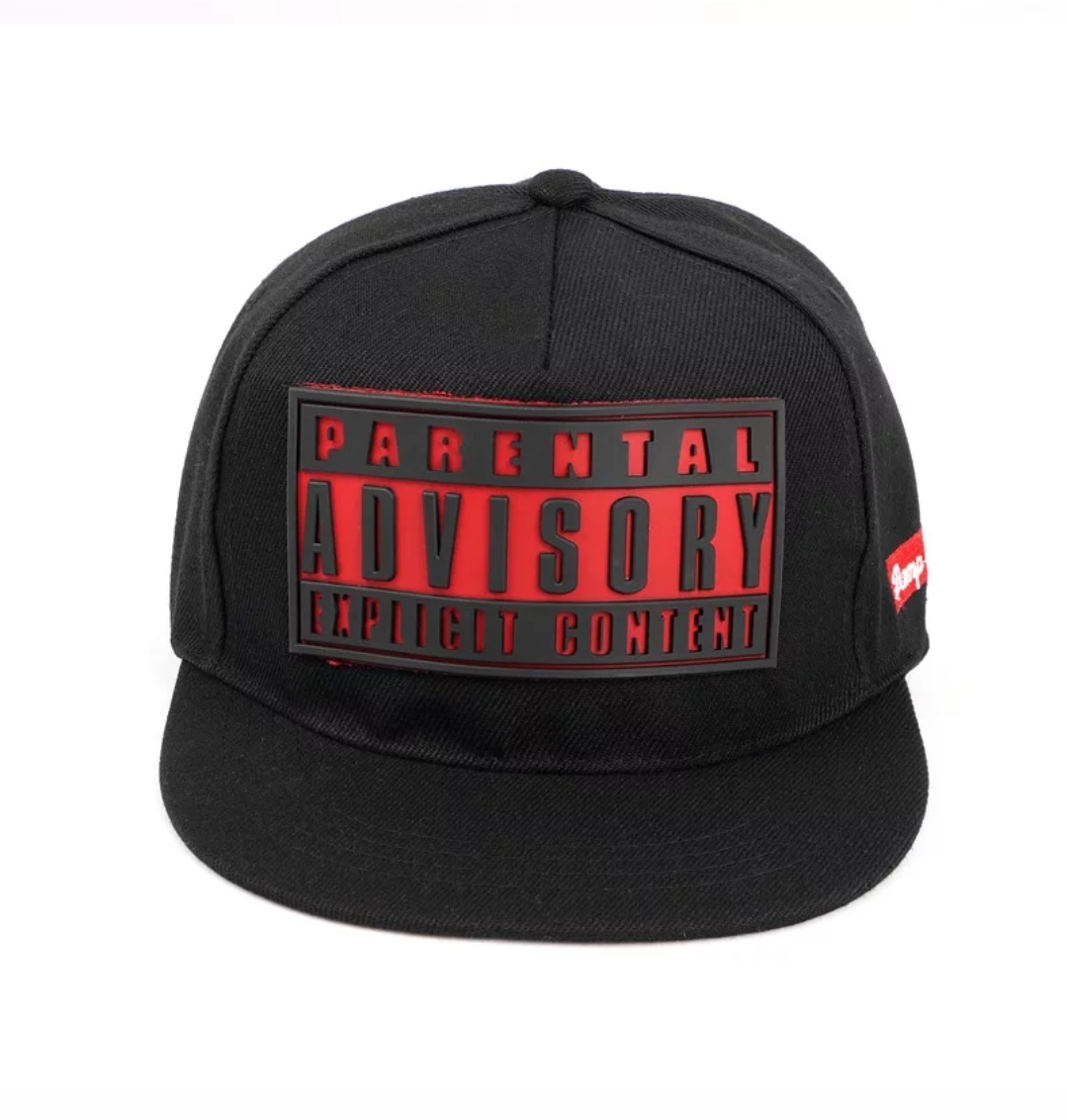 Boné preto com patch vermelho e preto com texto PARENTAL ADVISORY