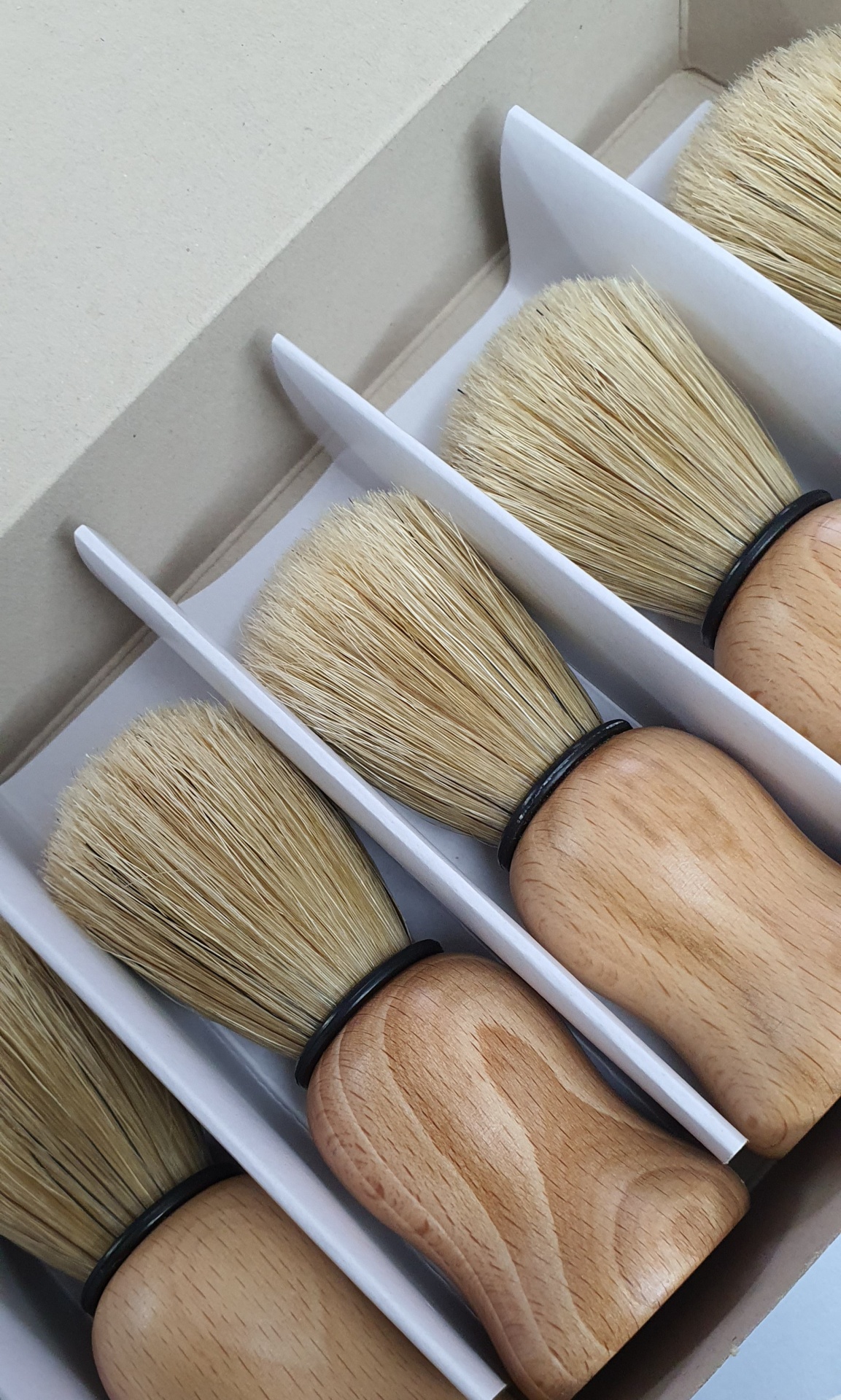 Conjunto de pincéis para barbear com cabo de madeira e cerdas naturais
