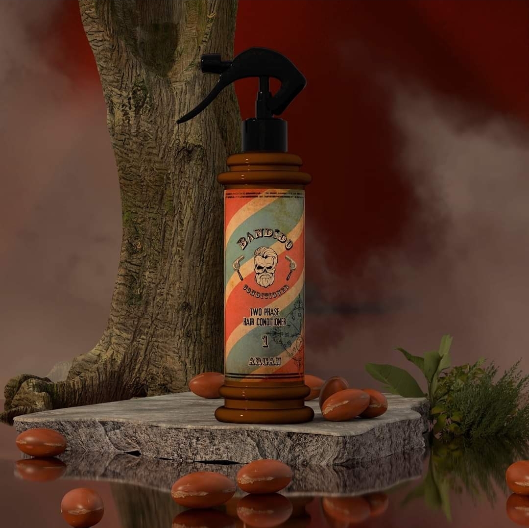 Frasco de condicionador para barba em spray com rótulo colorido e desenho de caveira sobre base de madeira