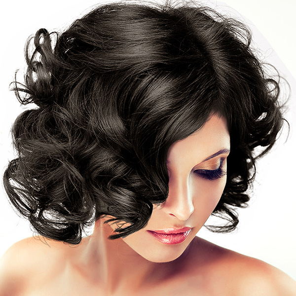 Mulher com cabelo cacheado preto e volumoso