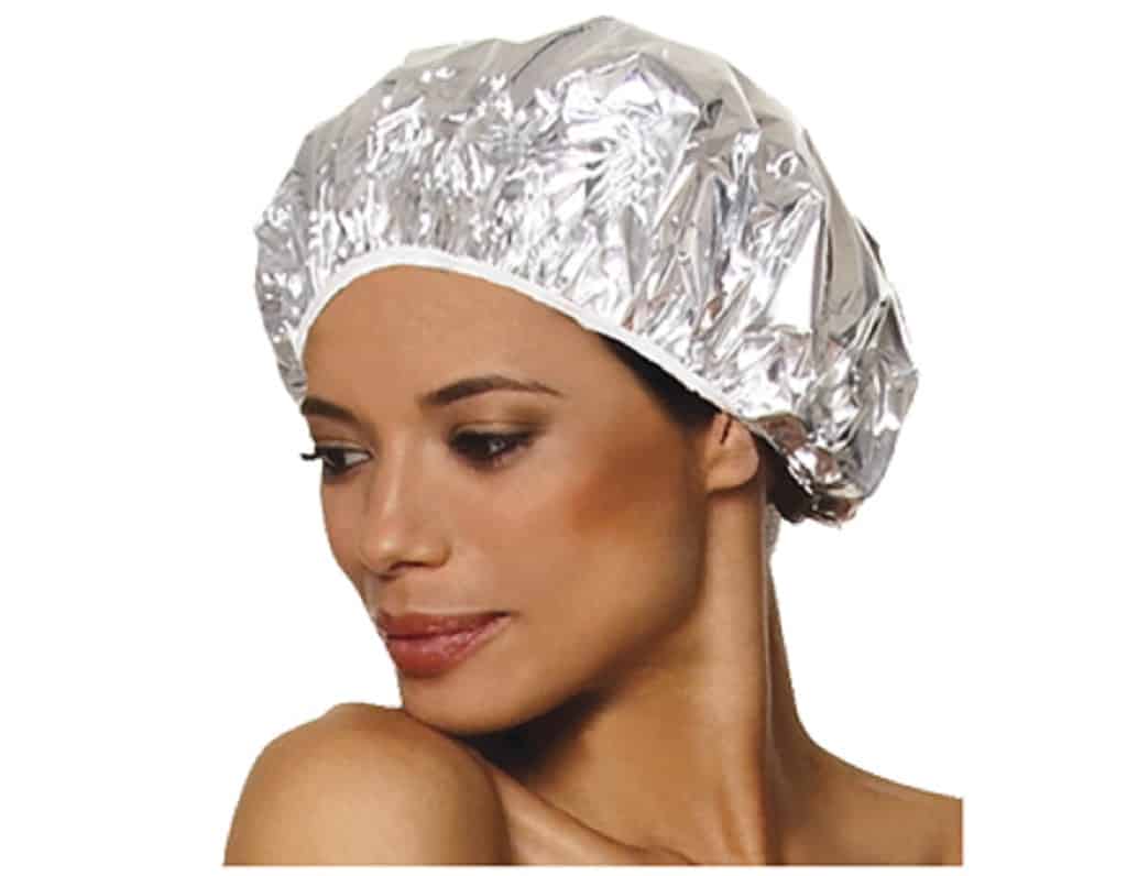 Touca de banho prateada com elástico branco usada por mulher