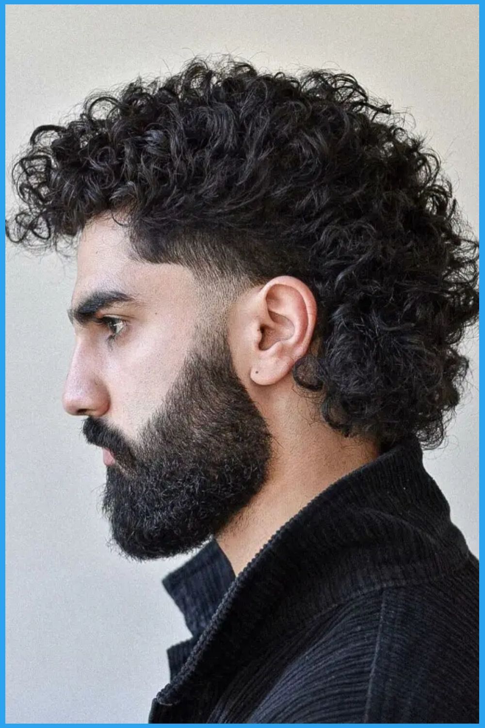 Homem com cabelo encaracolado e barba densa de perfil