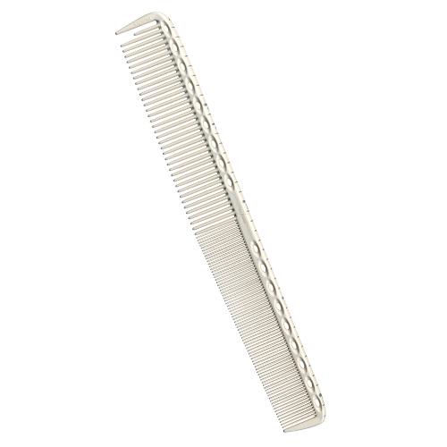 Pente branco de plástico com dentes finos e largos em fundo branco