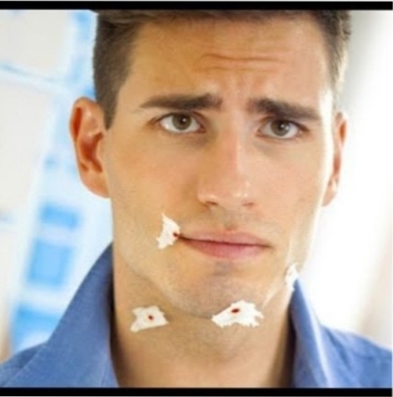 Homem com curativos no queixo e lábio inferior, veste camisa azul