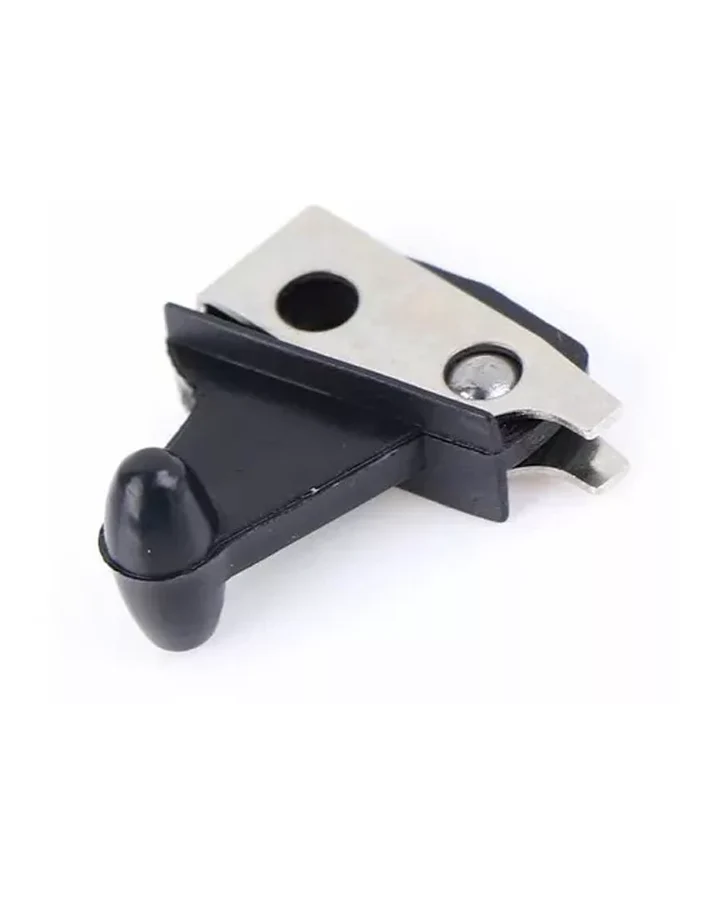 Peça metálica e plástica preta angular com parafuso