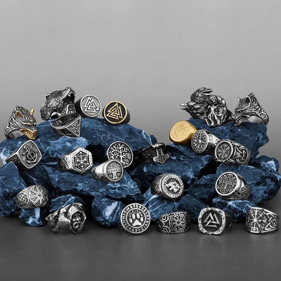 Anéis viking de metal com símbolos e animais sobre pedras azuis