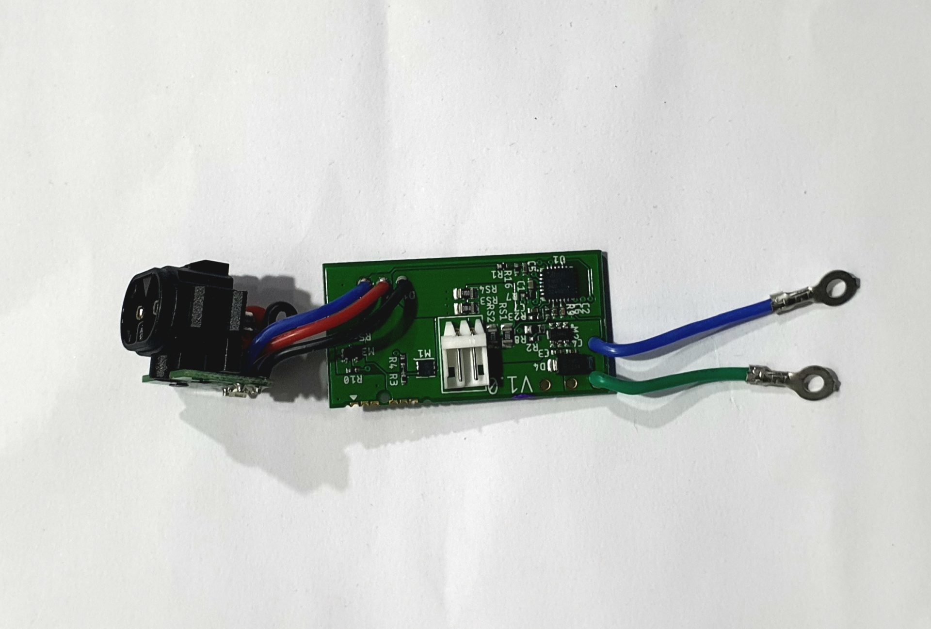 Placa electrónica verde com fios coloridos e etiquetas V1