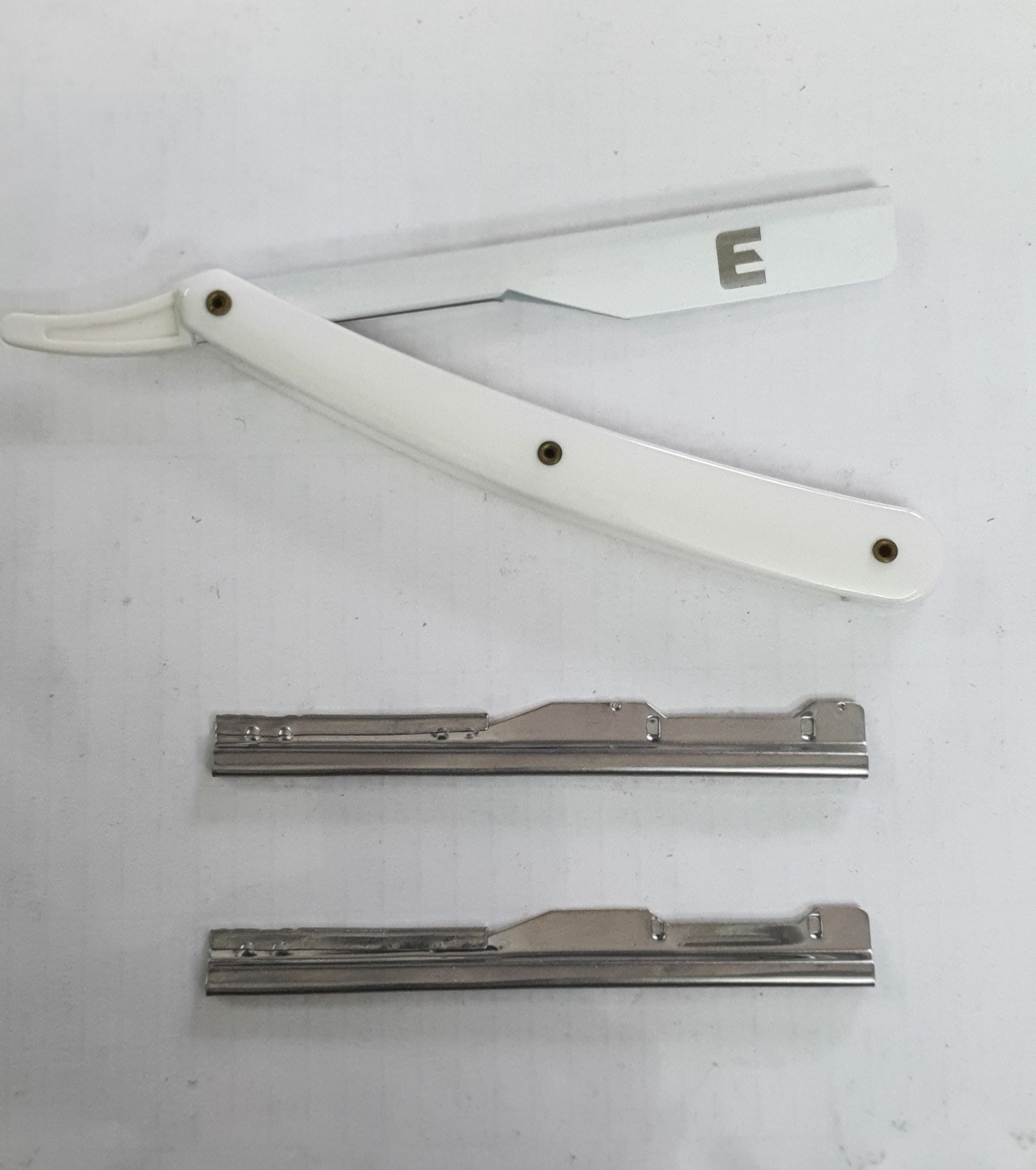 Navalha de barbear branca com lâmina metálica e duas lâminas de reposição