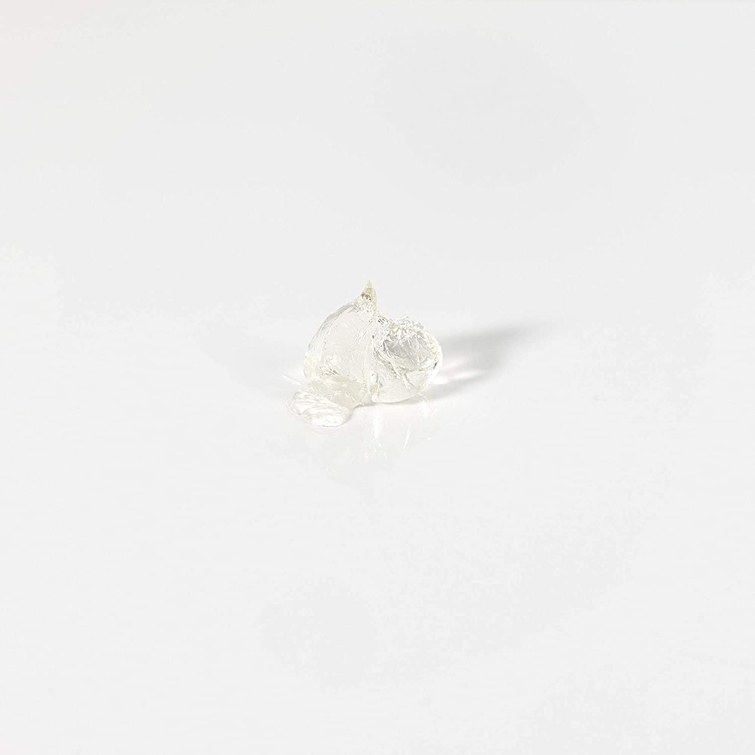 Anel transparente com design de flor em superfície branca