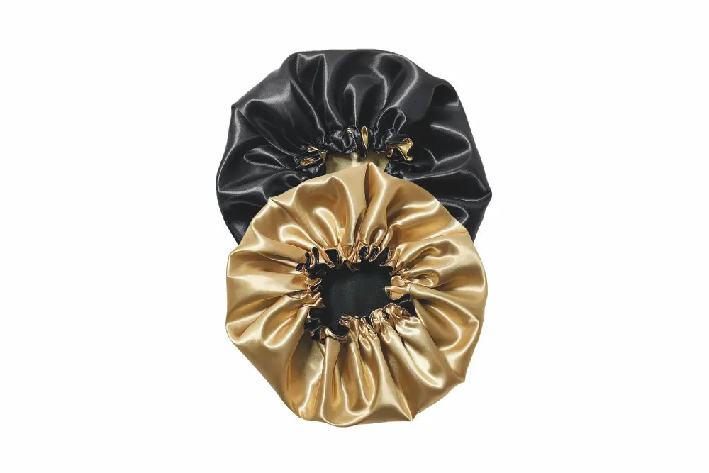 Duas toucas de cetim preto e dourado com acabamento brilhante