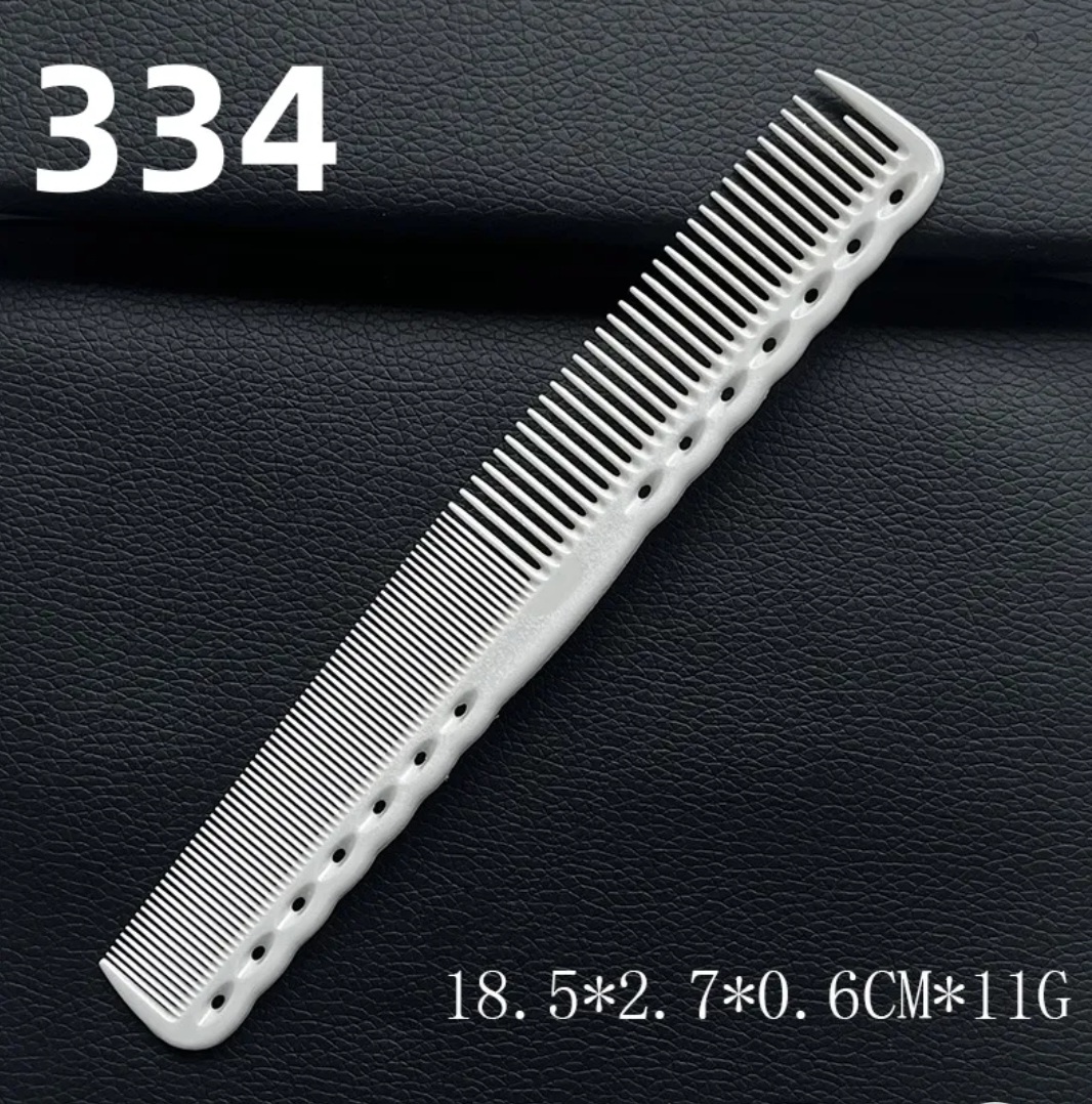 Pente branco com buracos decorativos sobre fundo preto com textura