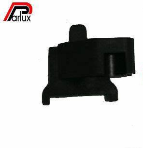 Peça preta de plástico com logótipo Parlux ao lado