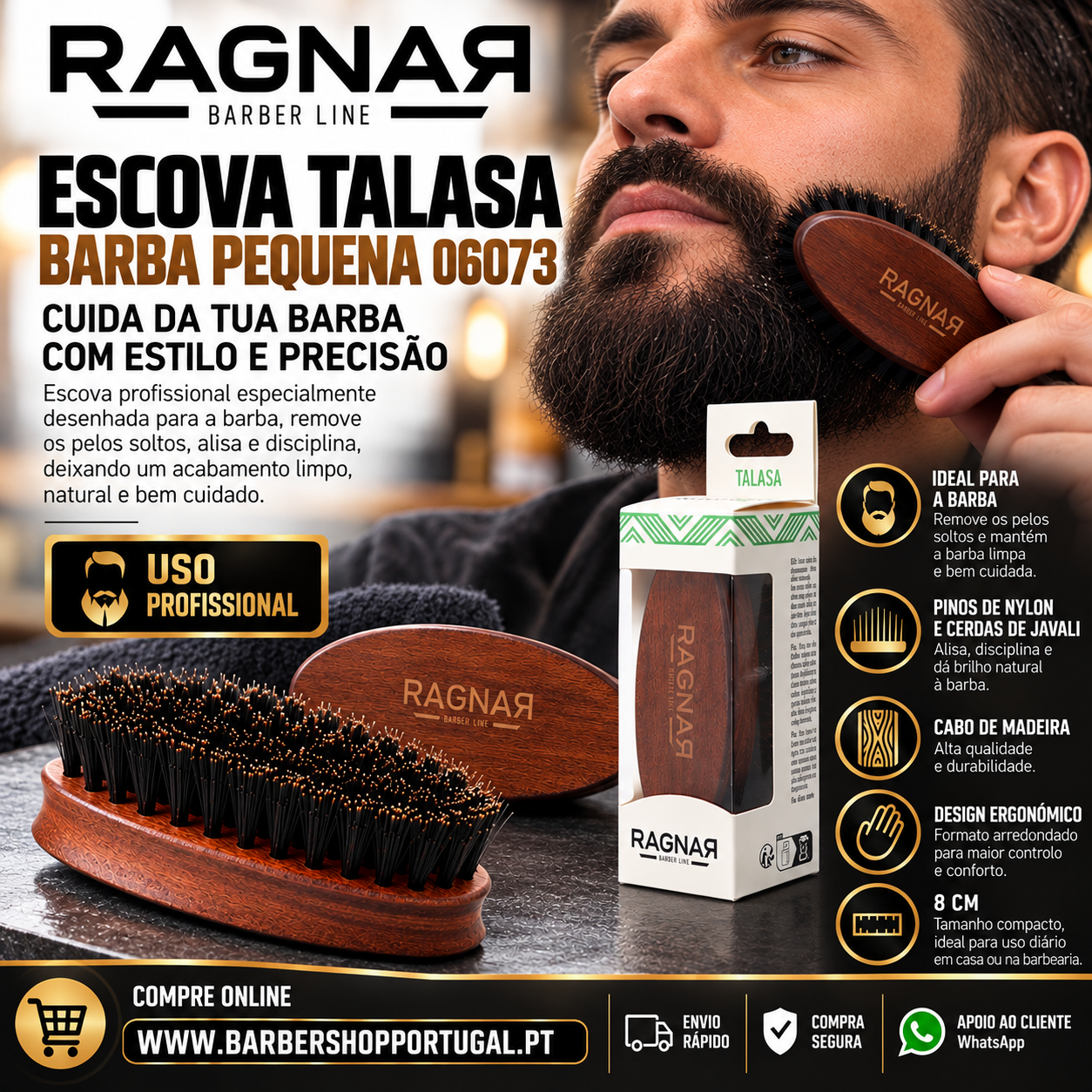 Escova para barba pequena RAGNAR com cabo de madeira castanha e cerdas pretas ao lado de embalagem branca com detalhes verdes, com texto em português e homem a usar a escova na barba.