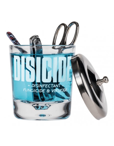 Vidro com líquido azul e utensílios metálicos com tampa ao lado