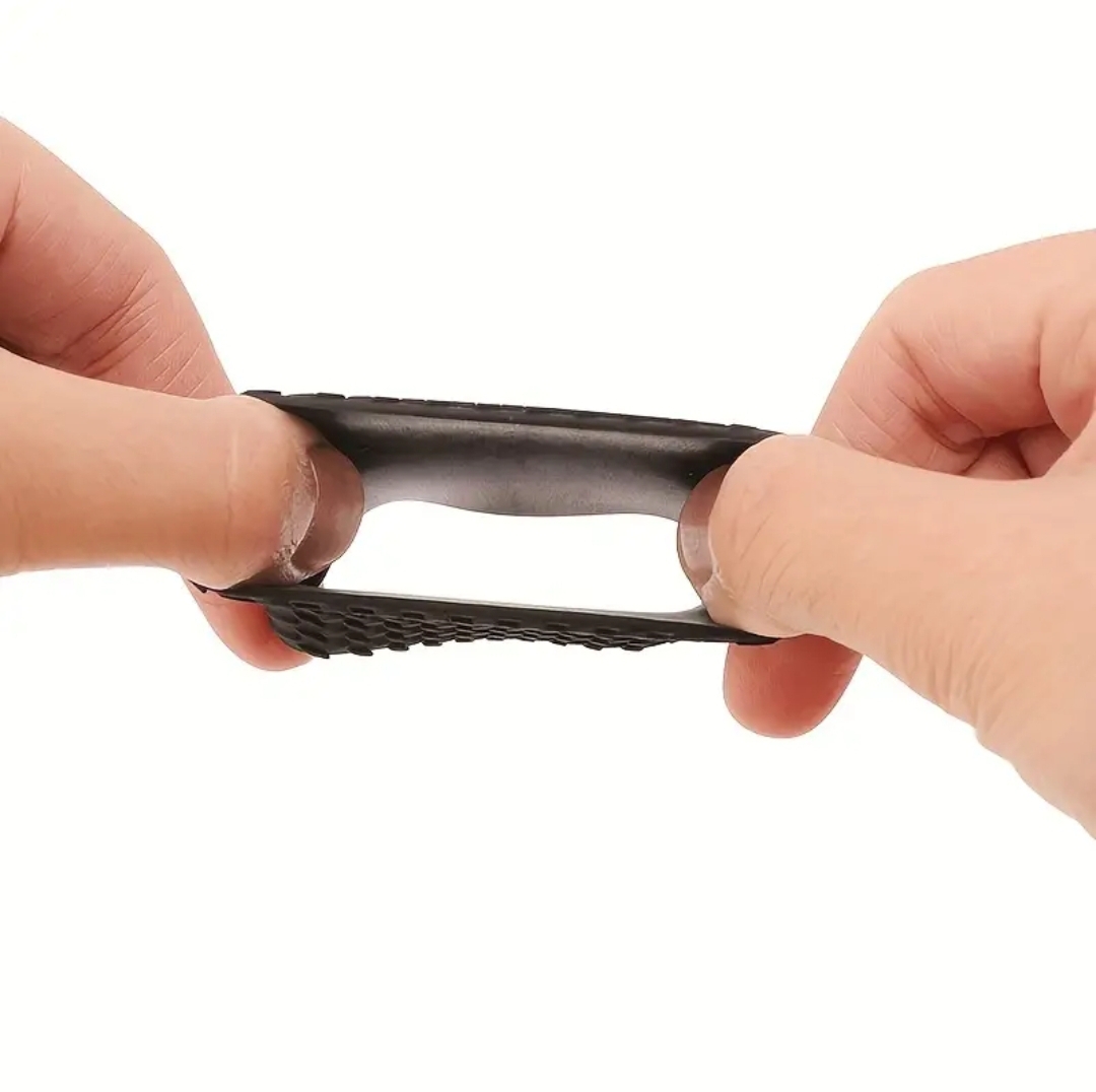 Peça retangular preta flexível sendo esticada por mãos