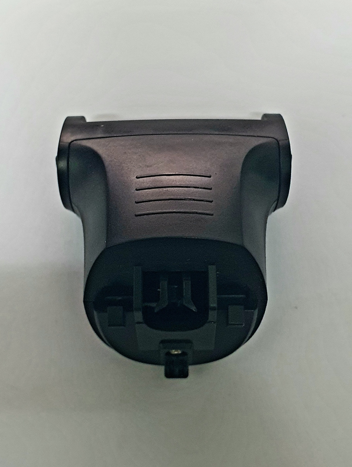Conector ou adaptador preto de plástico sobre fundo branco.