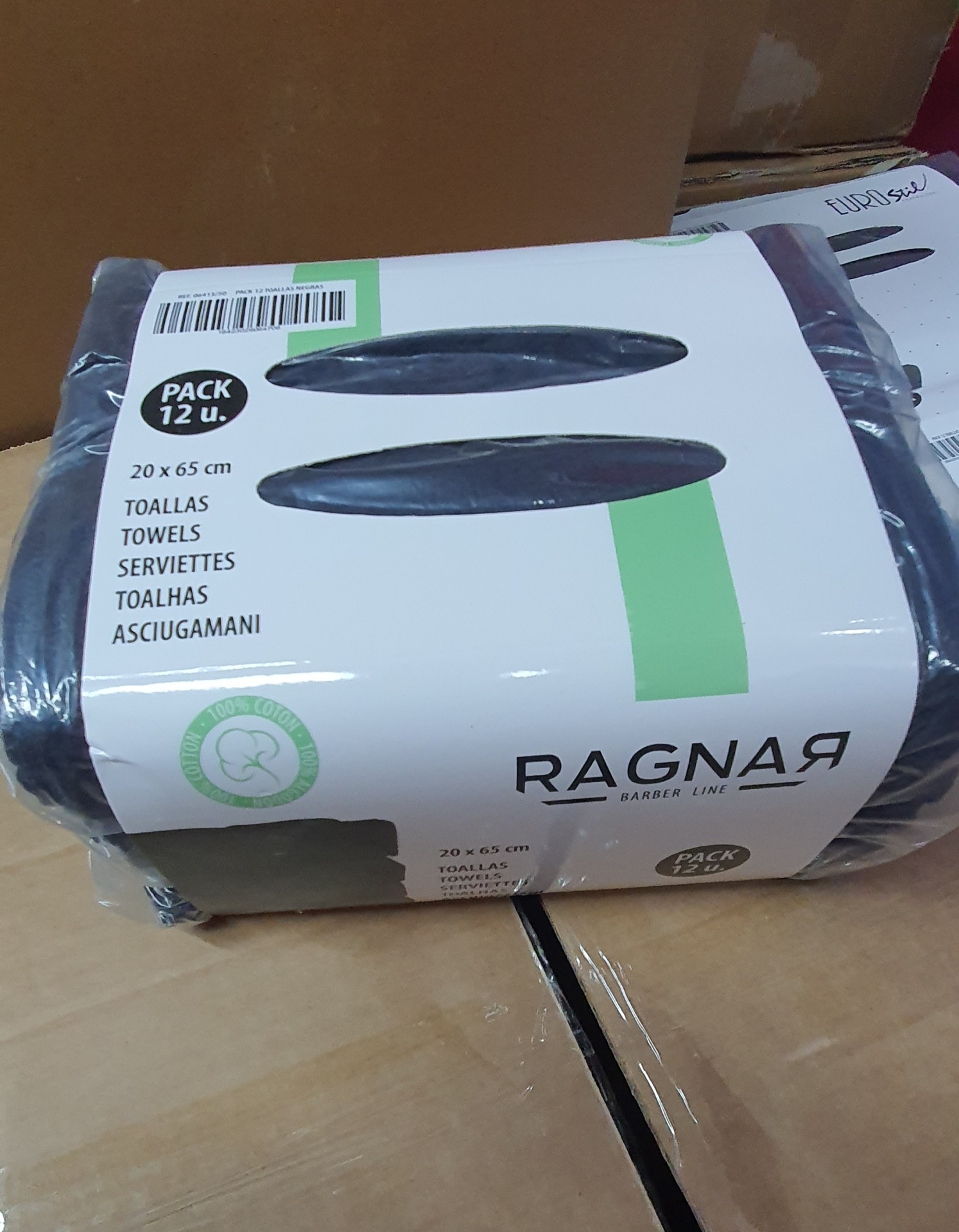 Pacote de 12 toalhas pretas RAGNAR com embalagem branca e verde sobre caixas de cartão