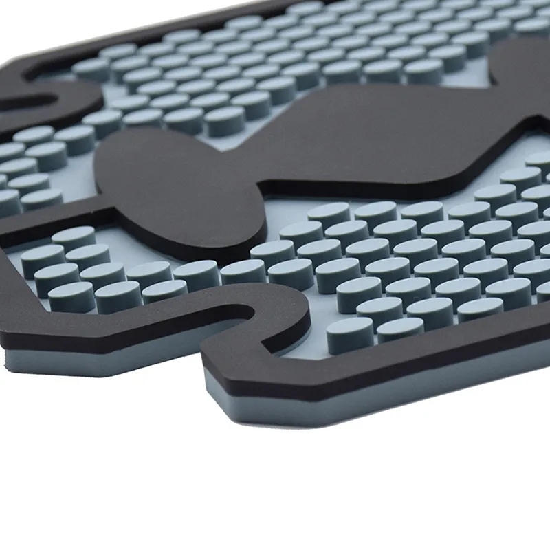 Tapete antiderrapante cinza e preto com textura em relevo