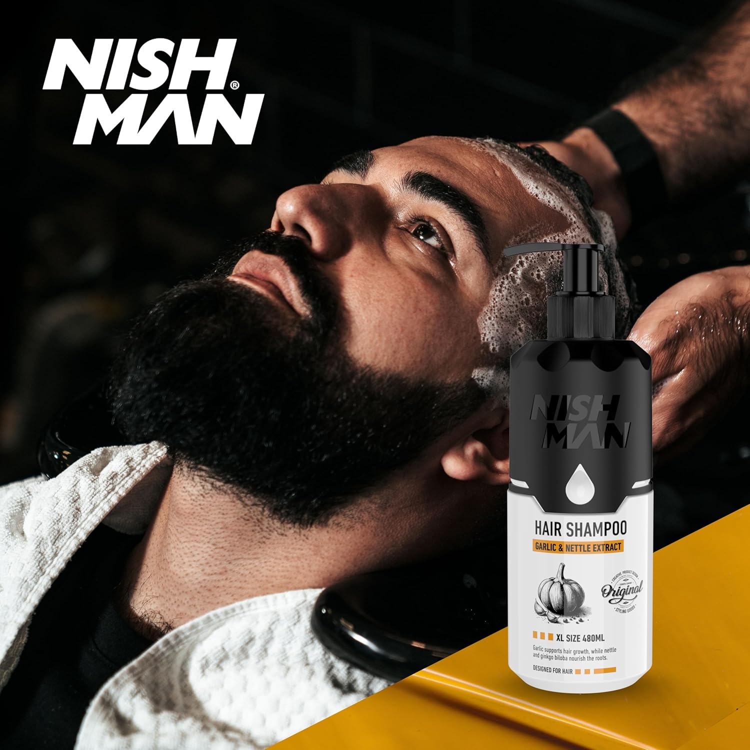 Frasco de champô para cabelo NISH MAN com extrato de alho e urtiga junto a homem a lavar cabelo