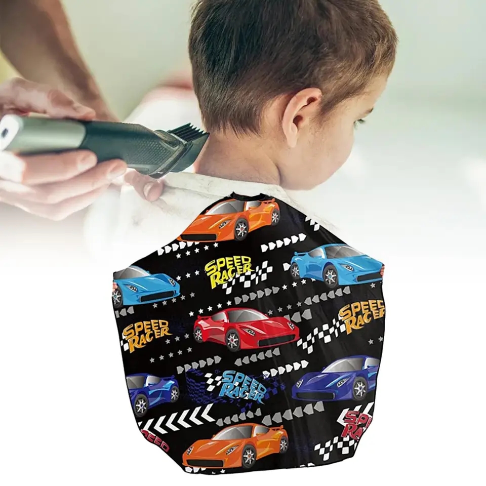Capa de corte de cabelo infantil com estampado de carros de corrida coloridos